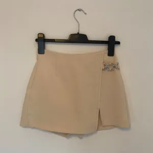 Bershka - krem skort