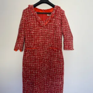 Mona - crvena svecana hajina