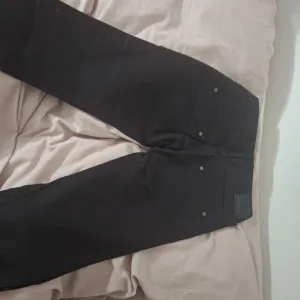 Crne ženske pantalone