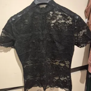 Guess čipkani top XS