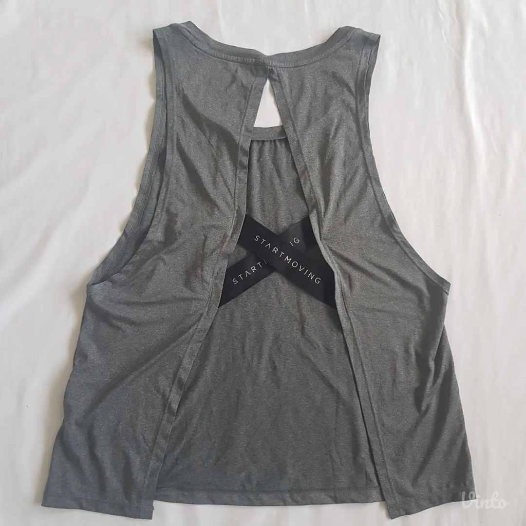 Bershka sportska majica sa otvorenom ledjima