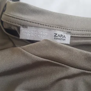 Zara siroka metalik majica