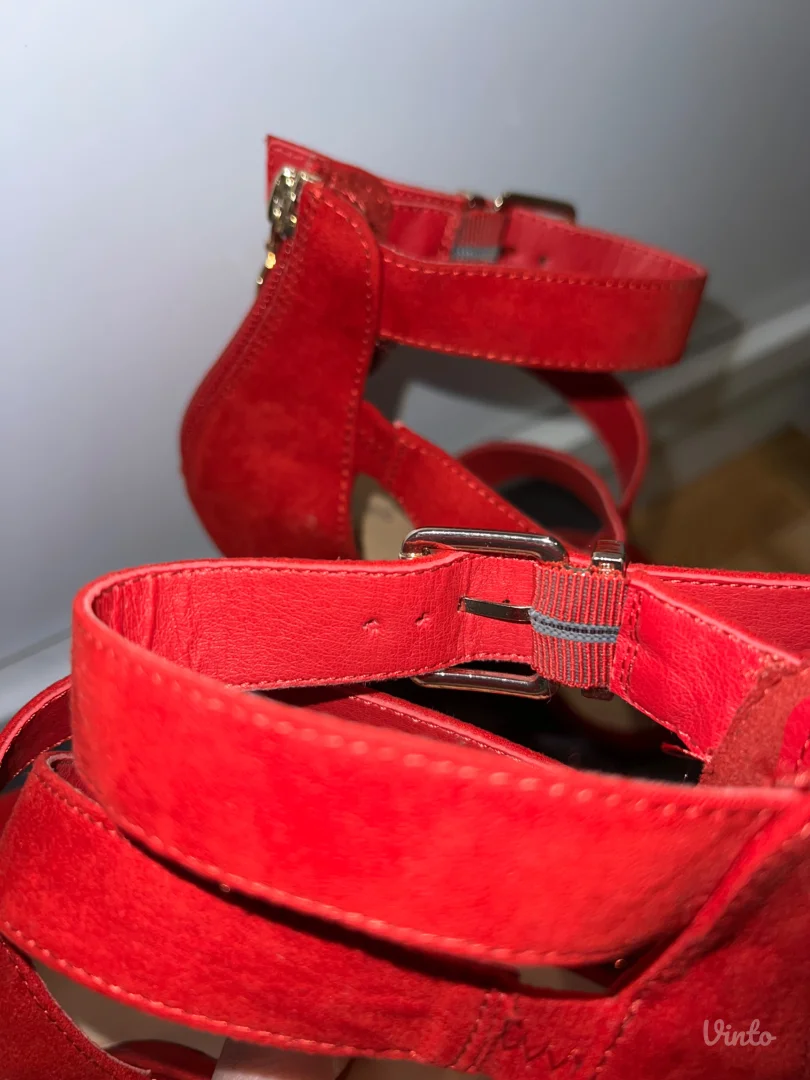 Crvene sandale na štiklu