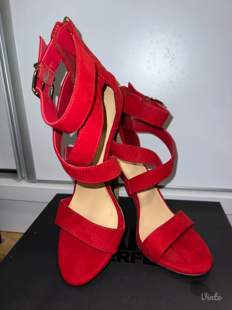 Crvene sandale na štiklu