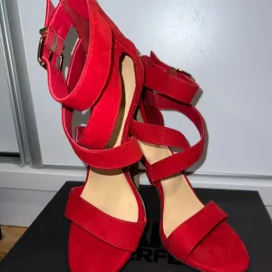 Crvene sandale na štiklu