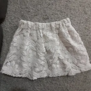 Suknja velicina 6-8