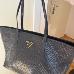 Guess zenska velika tasna