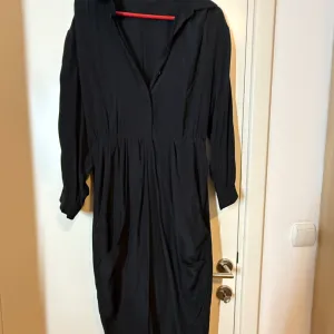 Prodajem original Sisley haljinu, nošenu samo jednom, u odličnom stanju.