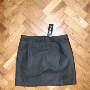 Boohoo mini kožna suknja NOVO