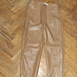 Braon kožne pantalone