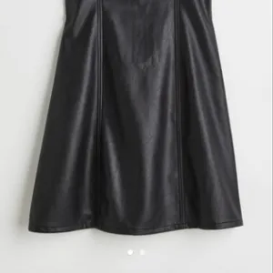 H&M kožna haljina NOVO SA ETIKETOM