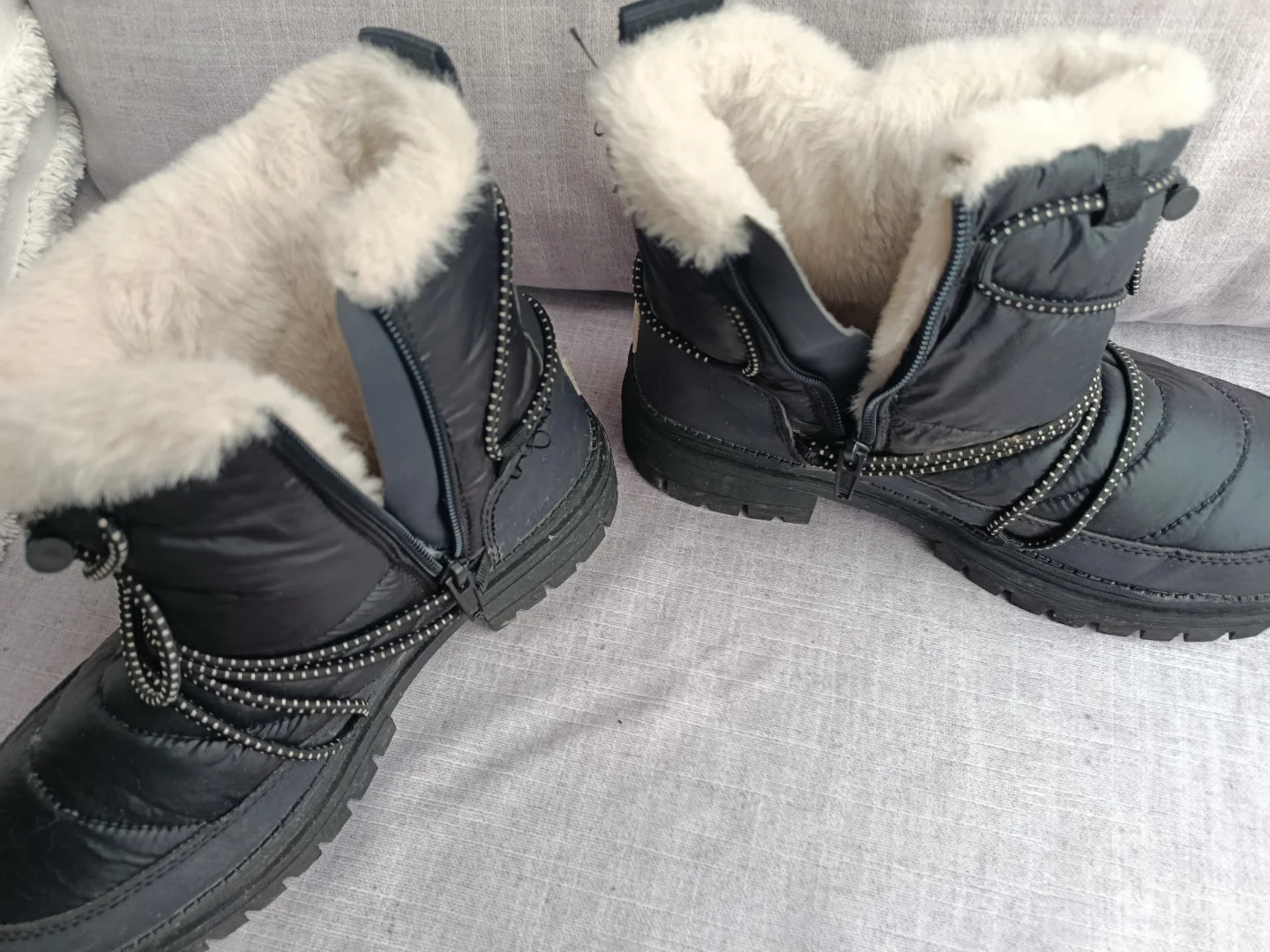 Zimske crne cizme za devojcice/ zene, br.36