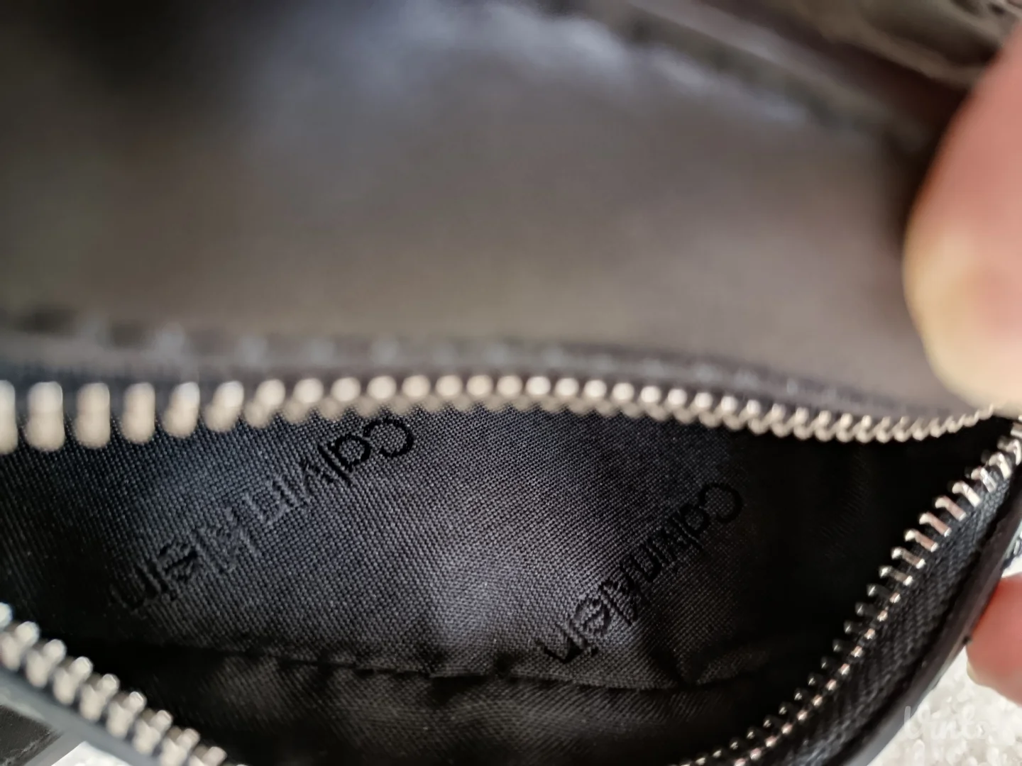 Calvin Klein crna, mini torbica na rame