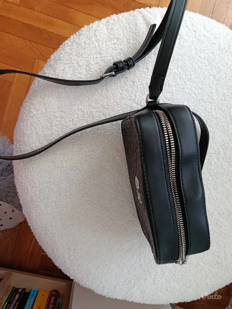 Calvin Klein crna, mini torbica na rame