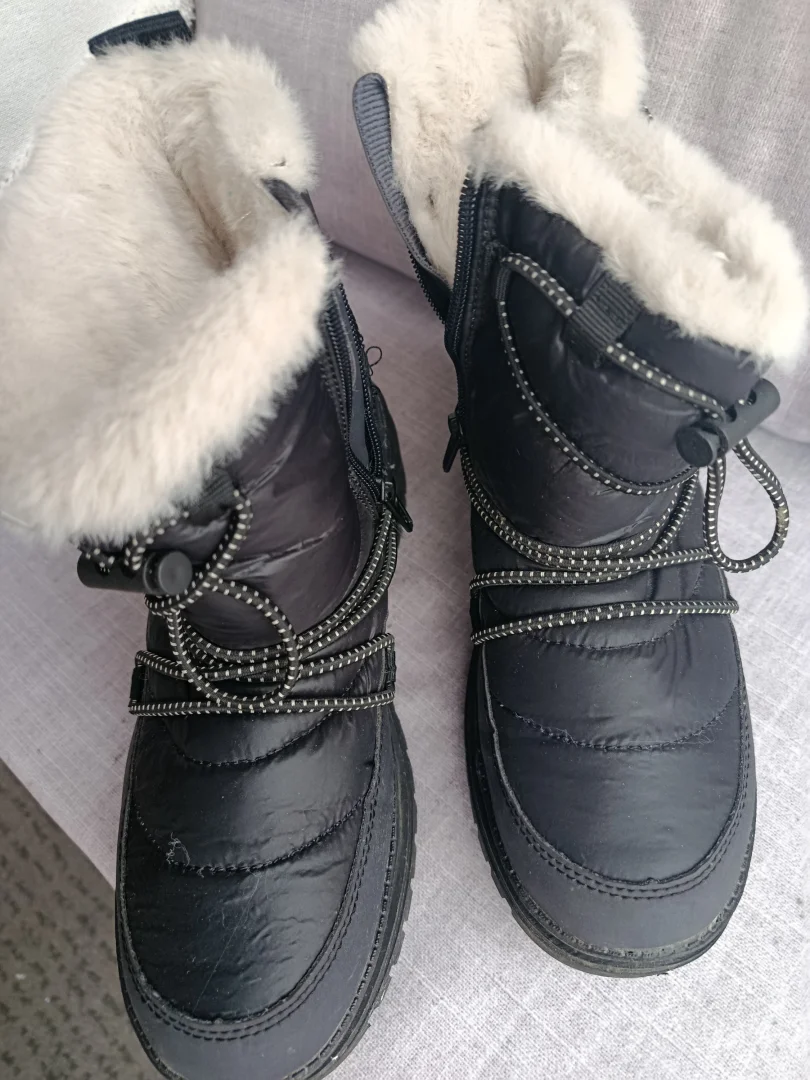 Zimske crne cizme za devojcice/ zene, br.36