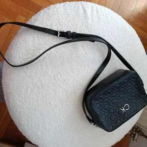 Calvin Klein crna, mini torbica na rame