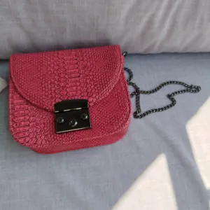 Roza kroko torbica na rame