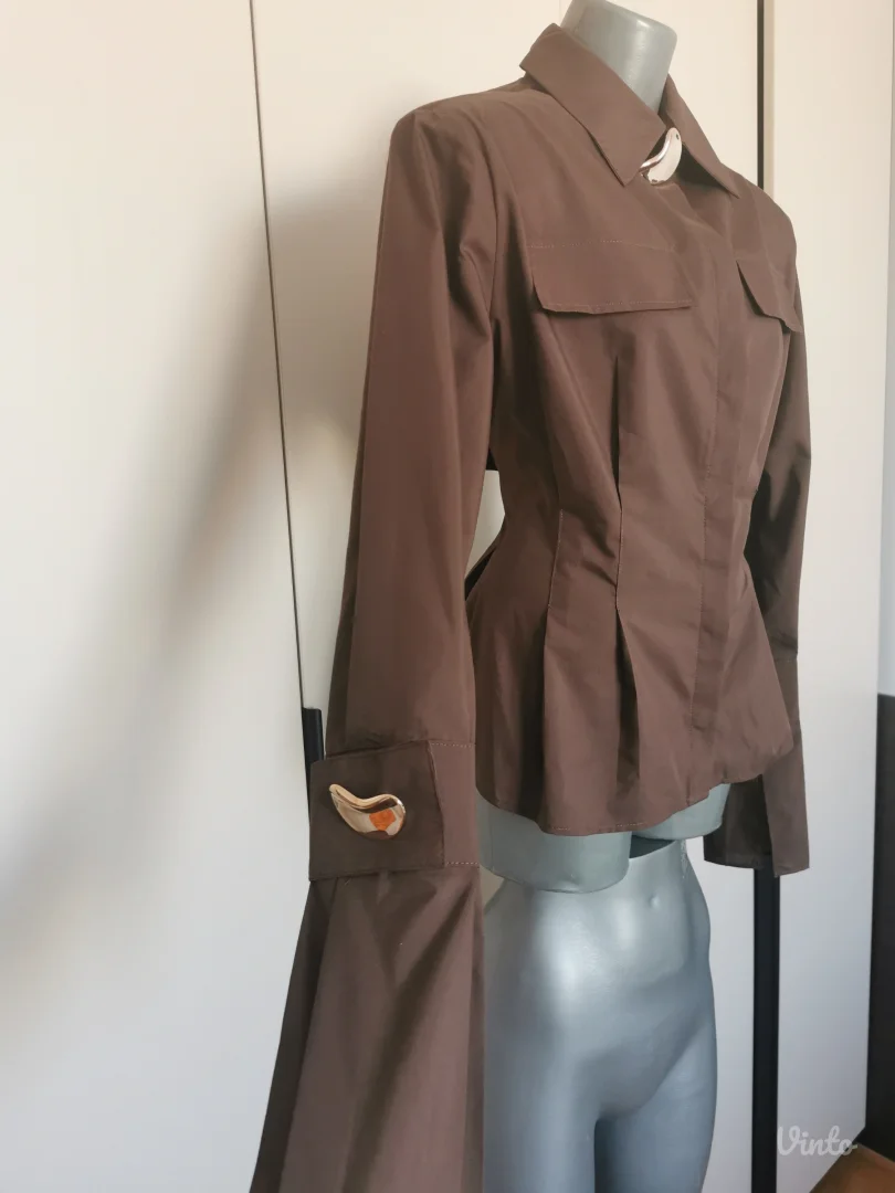 Nova kosulja sa etiketom