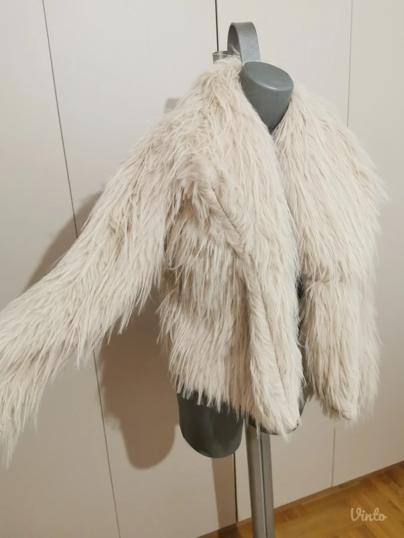 Nova bunda od vestackog krzna sa etiketom