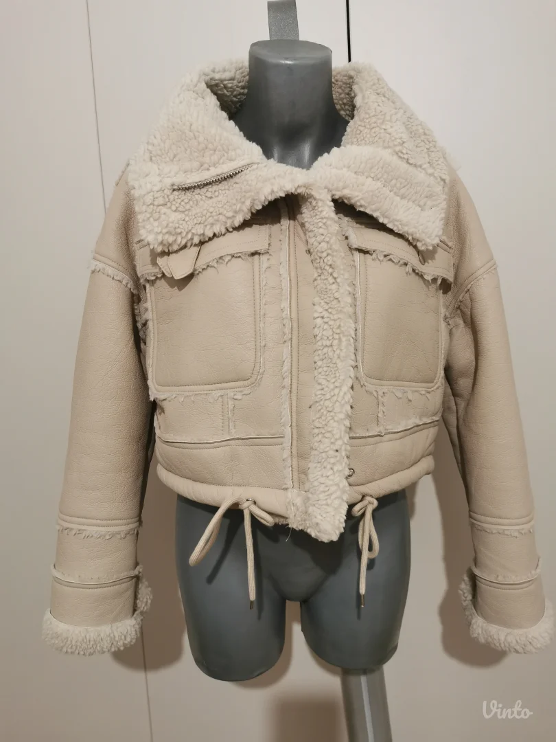 Nova jaknica sa etiketom