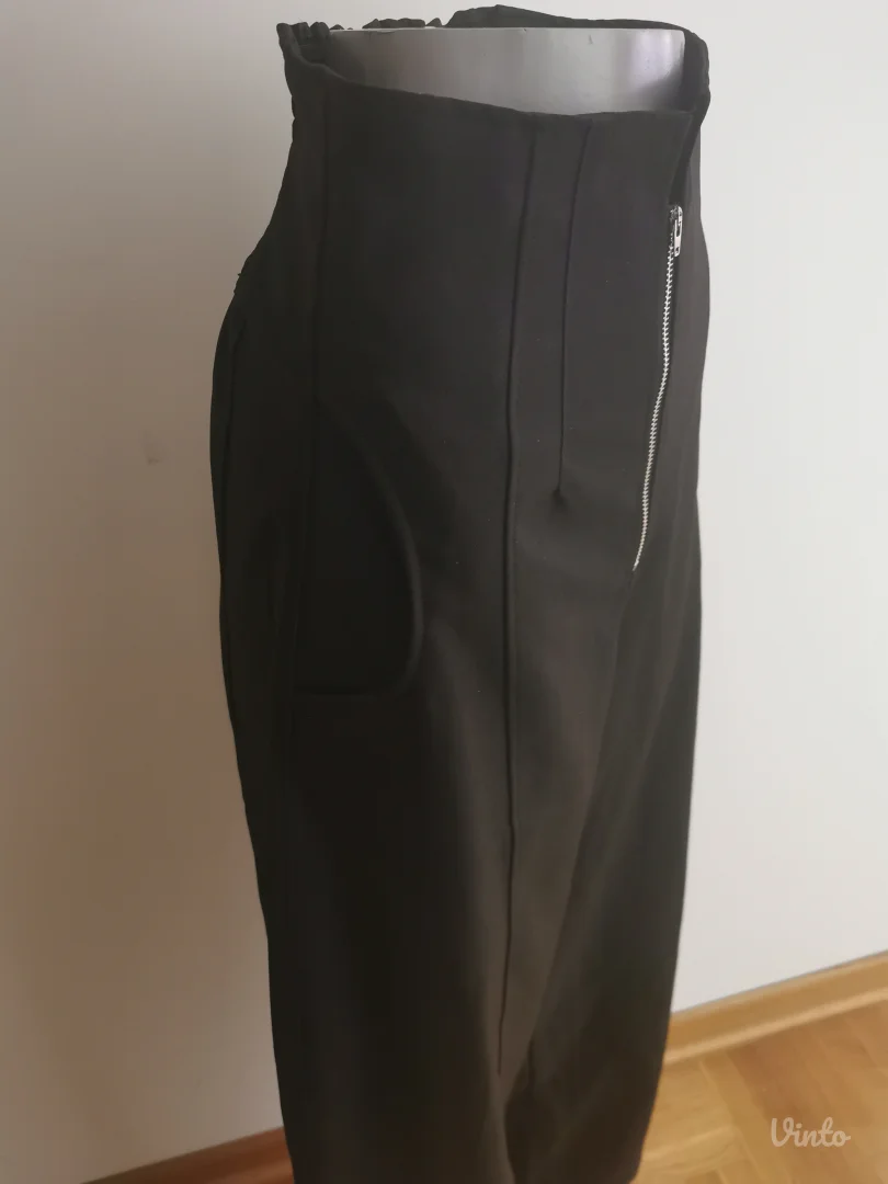 Nove pantalone sa etiketom i top Zara
