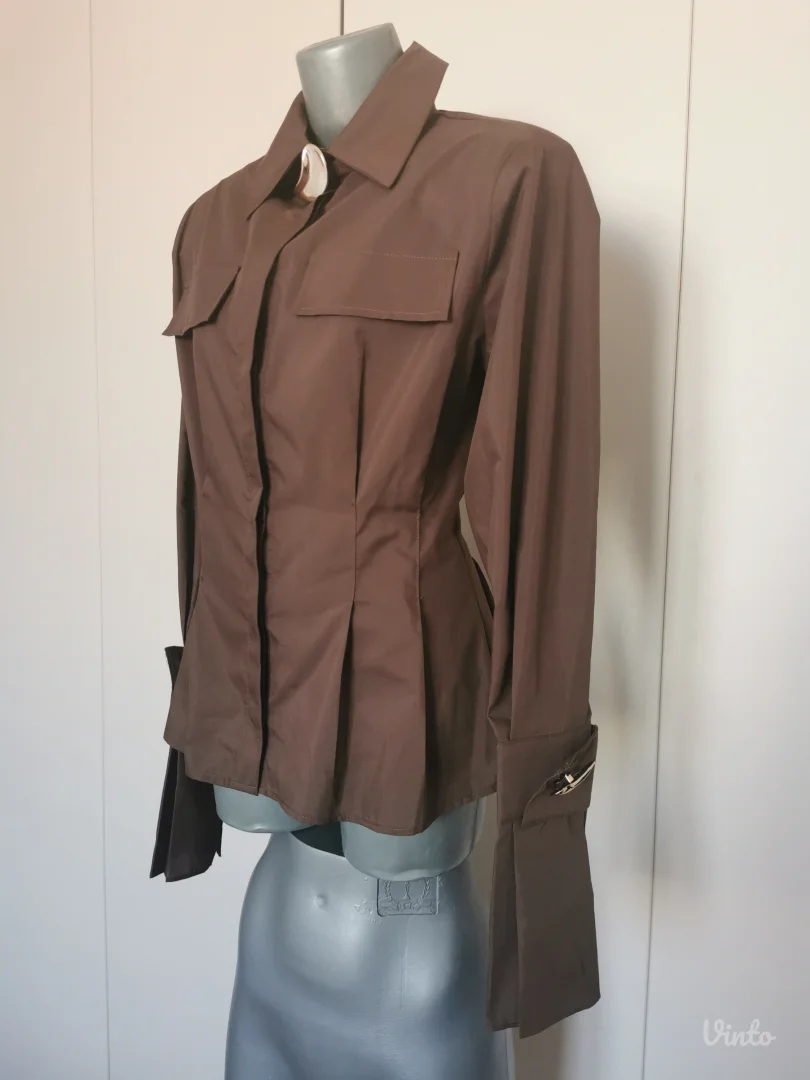 Nova kosulja sa etiketom