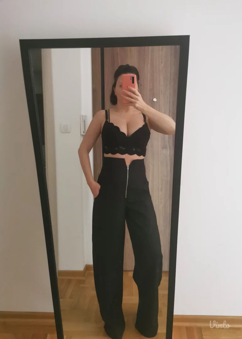 Nove pantalone sa etiketom i top Zara