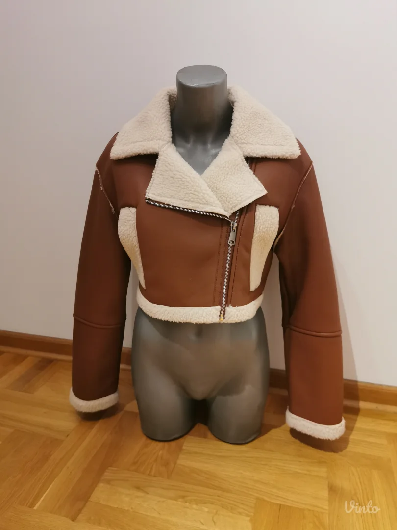 Nova crop jaknica sa etiketom