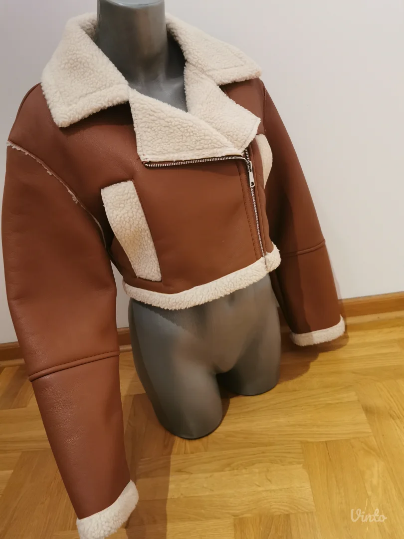 Nova crop jaknica sa etiketom