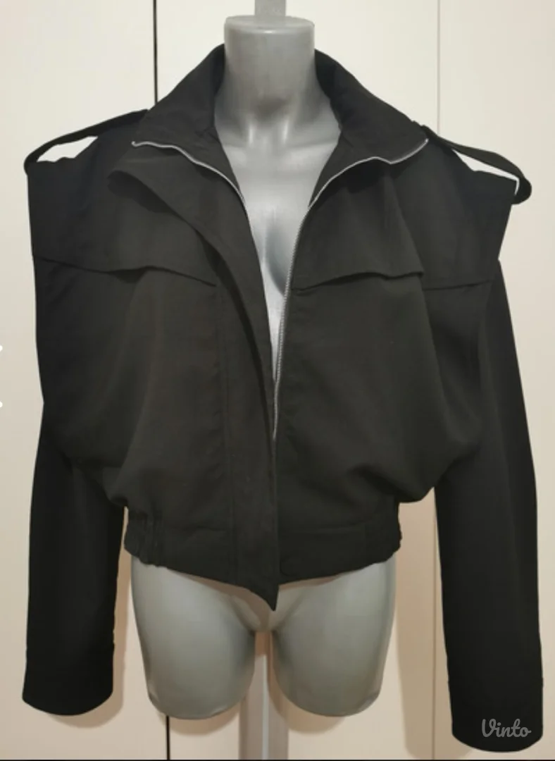 Nova jakna sa etiketom