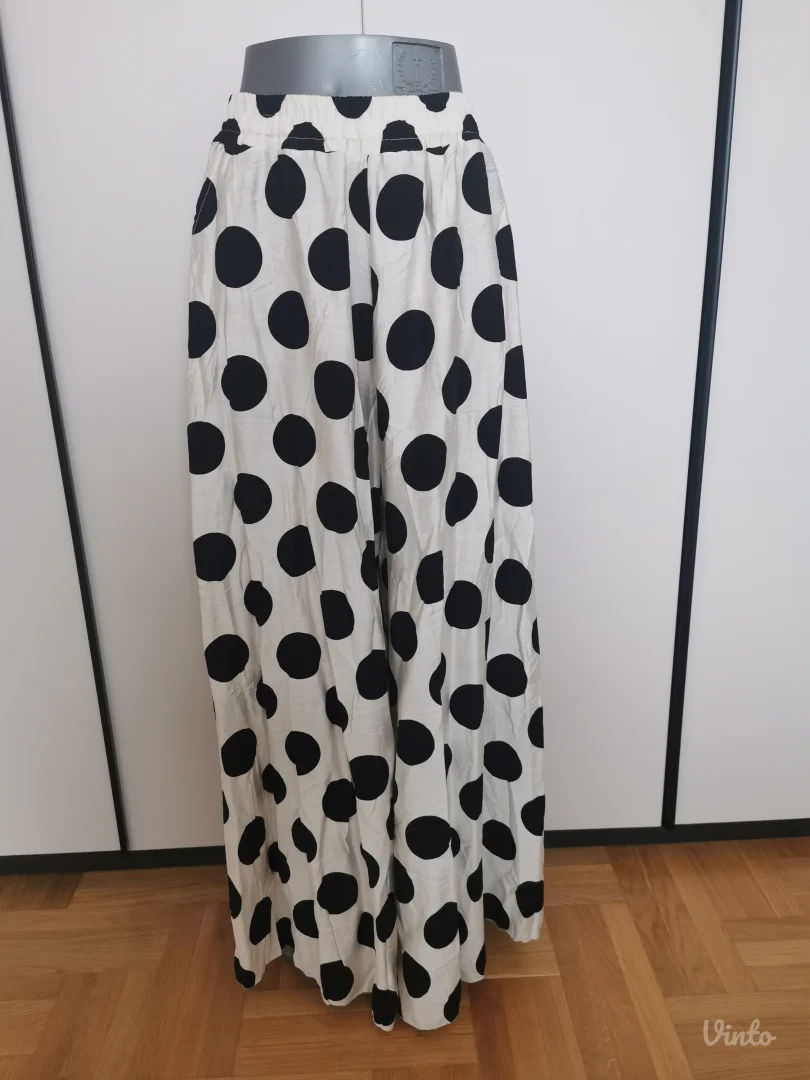 Nove pantalone sa etiketom