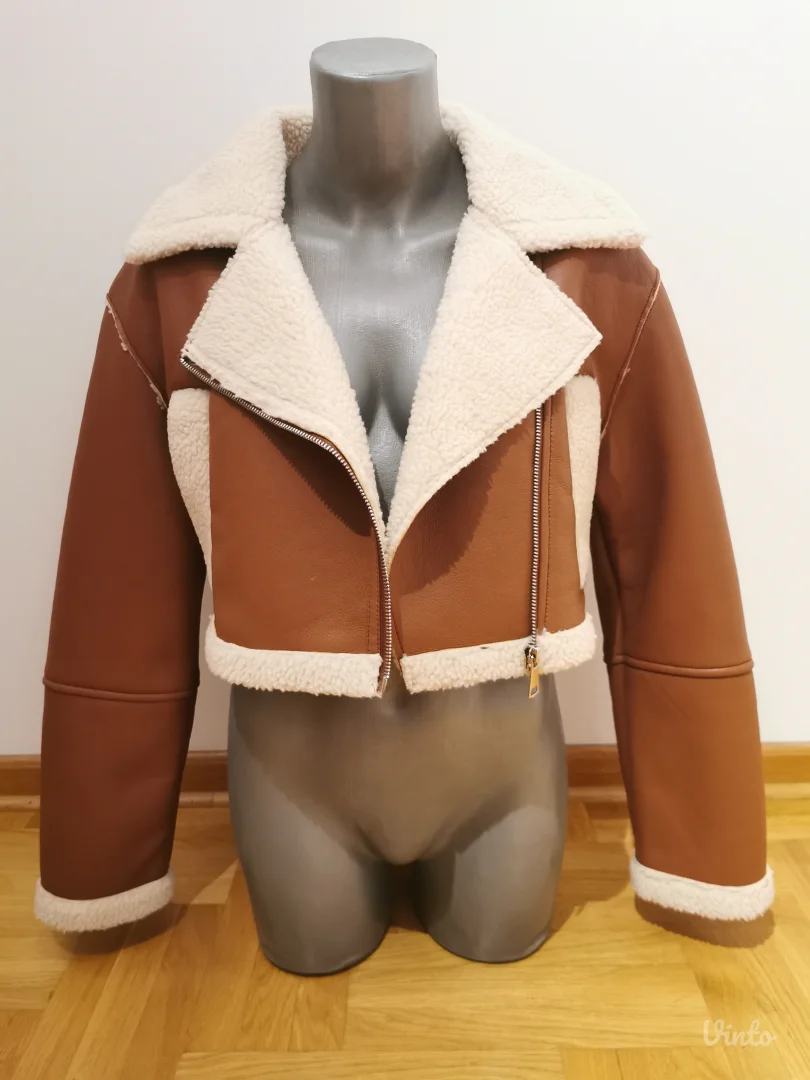 Nova crop jaknica sa etiketom