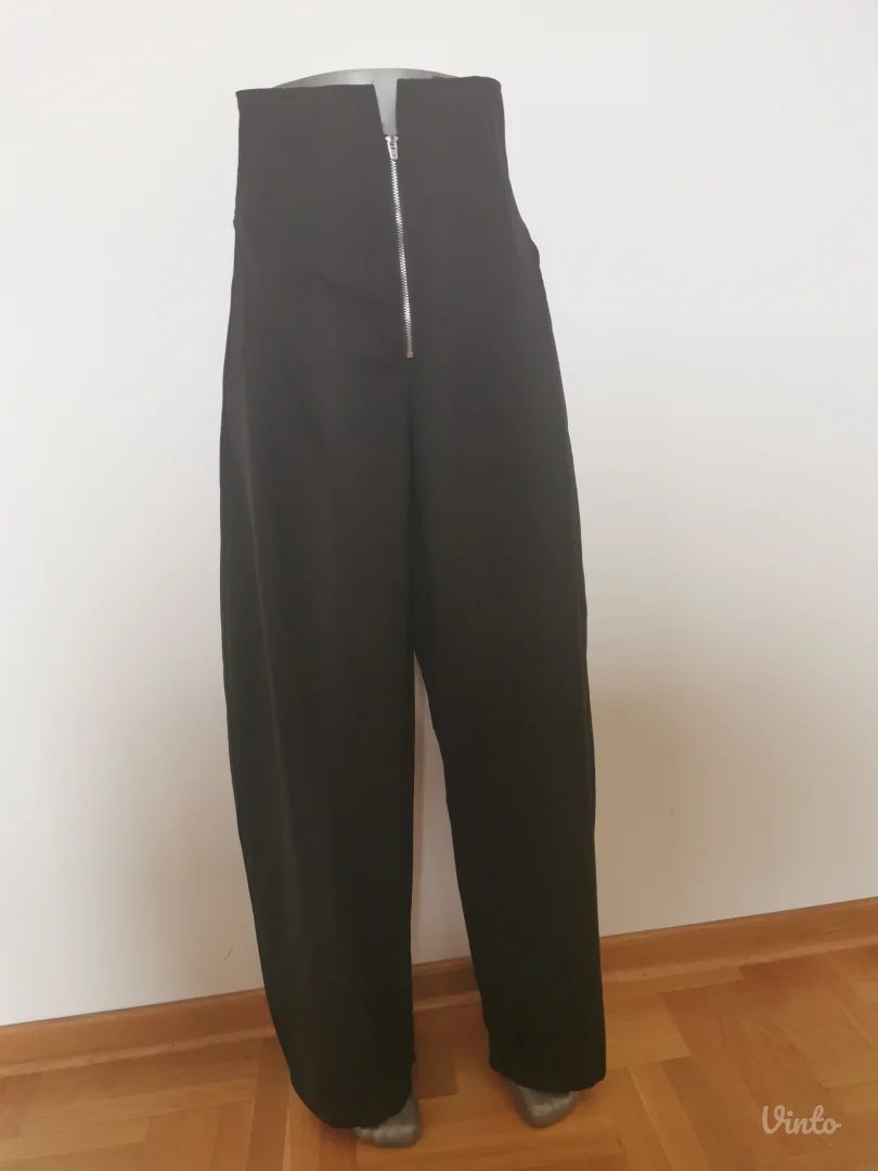 Nove pantalone sa etiketom i top Zara