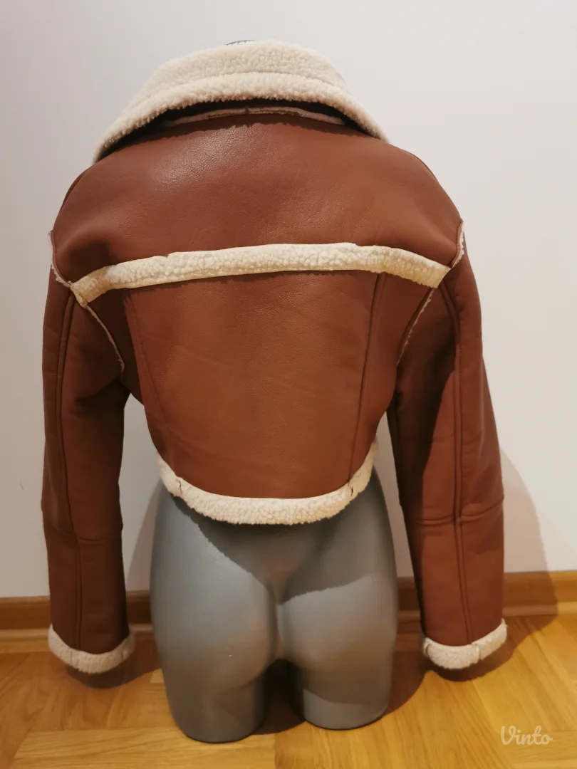 Nova crop jaknica sa etiketom