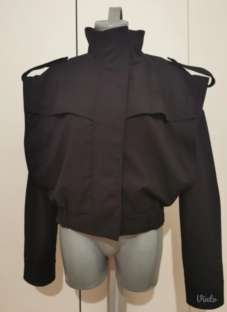 Nova jakna sa etiketom