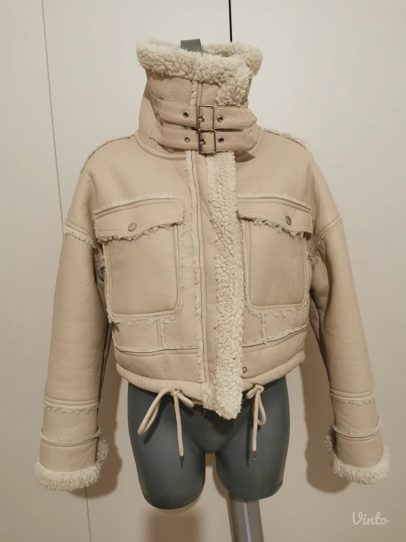 Nova jaknica sa etiketom