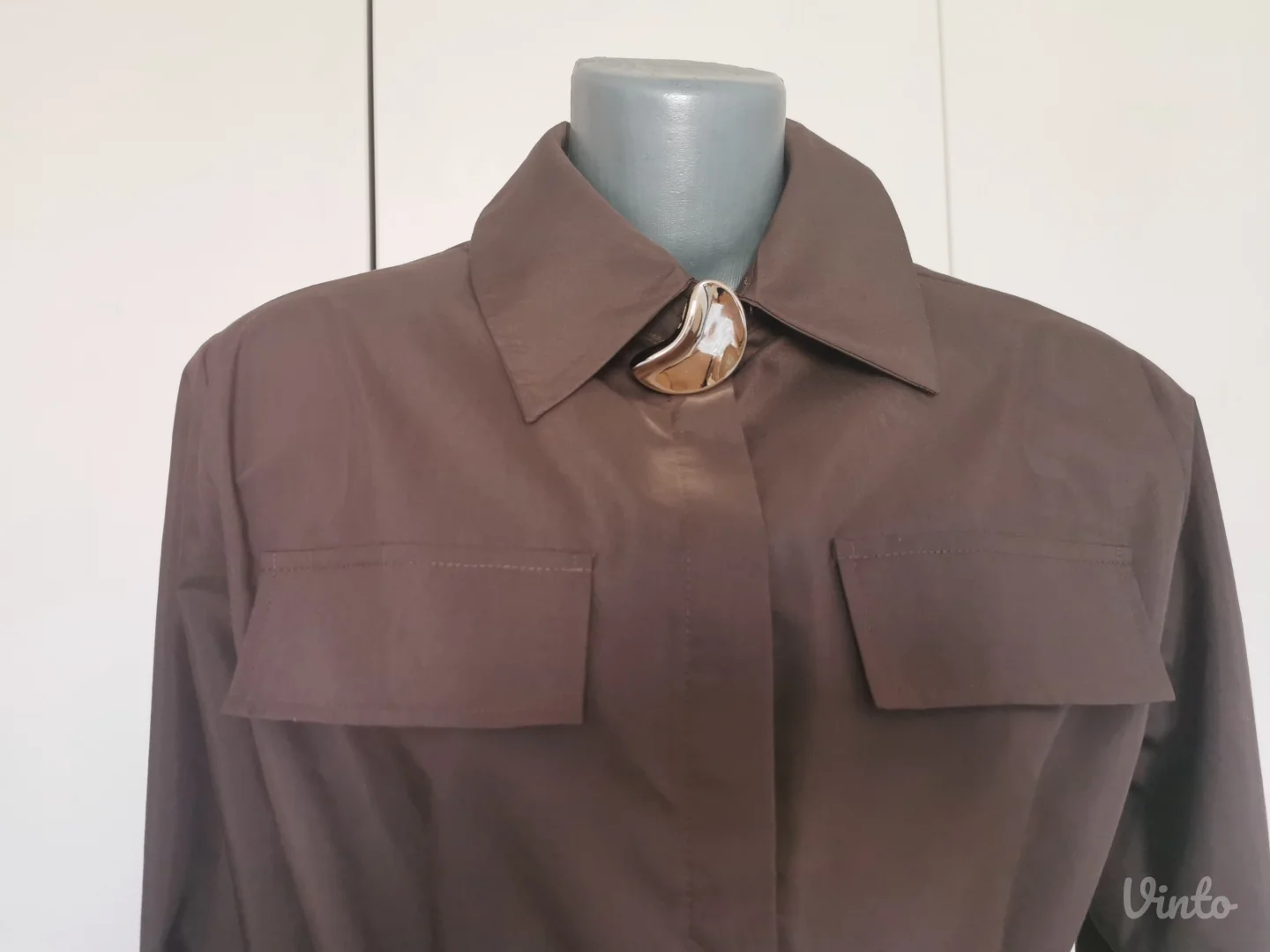 Nova kosulja sa etiketom