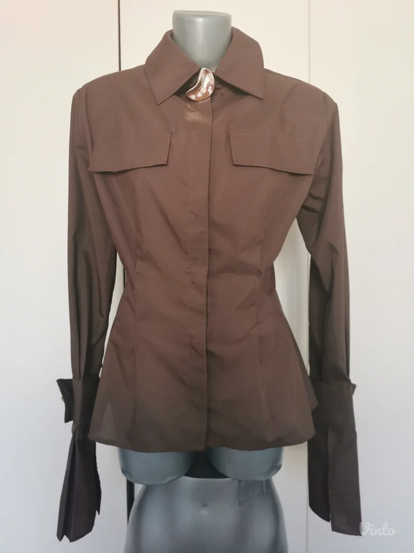 Nova kosulja sa etiketom