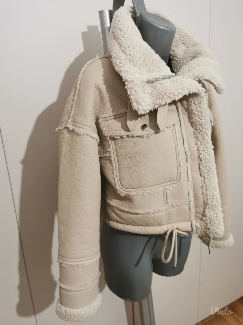 Nova jaknica sa etiketom