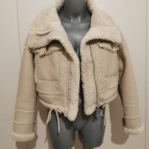 Nova jaknica sa etiketom