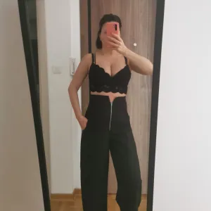 Nove pantalone sa etiketom i top Zara