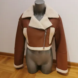 Nova crop jaknica sa etiketom