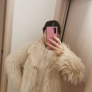 Nova bunda od vestackog krzna sa etiketom