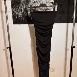 Crna ženska haljina