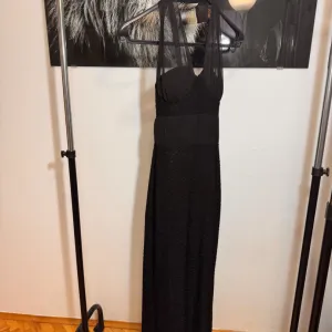 CRNA ŽENSKA HALJINA