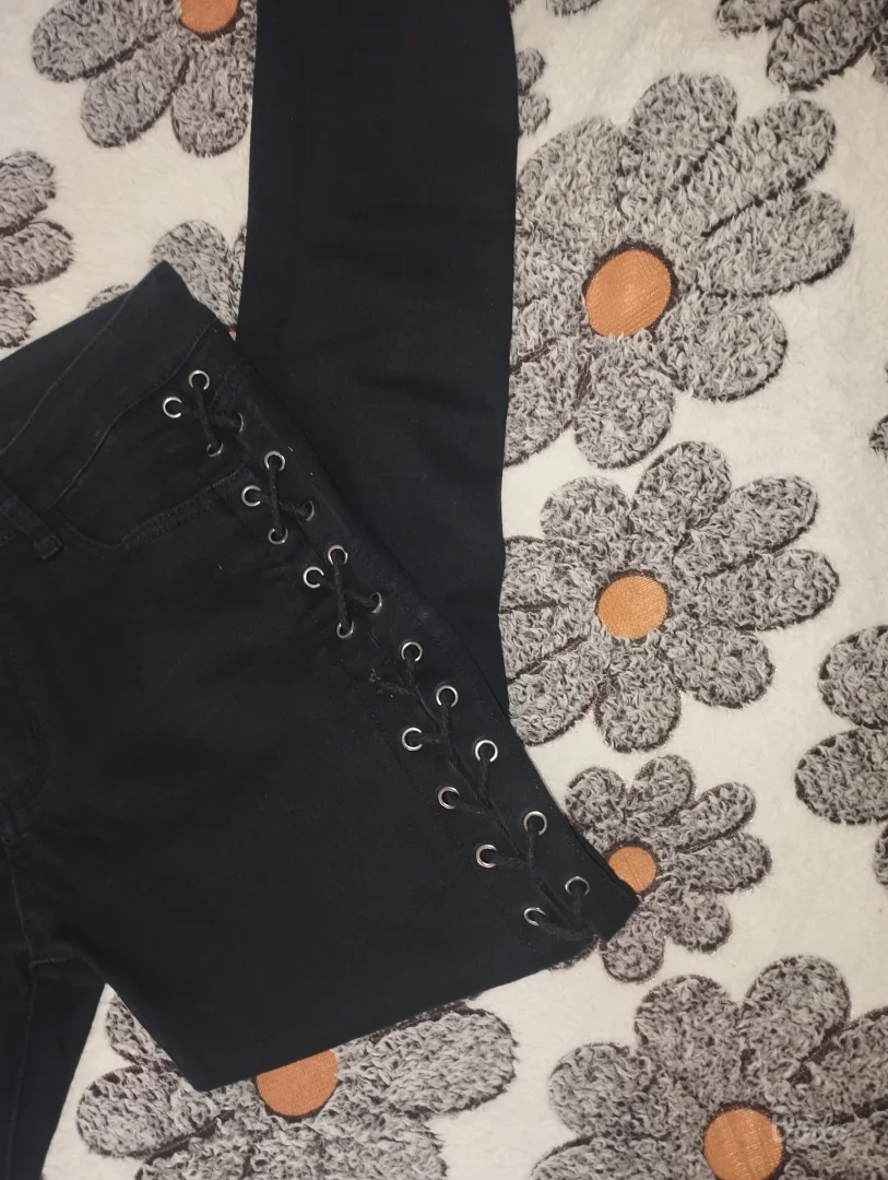 Crne pantalone na pertlanje