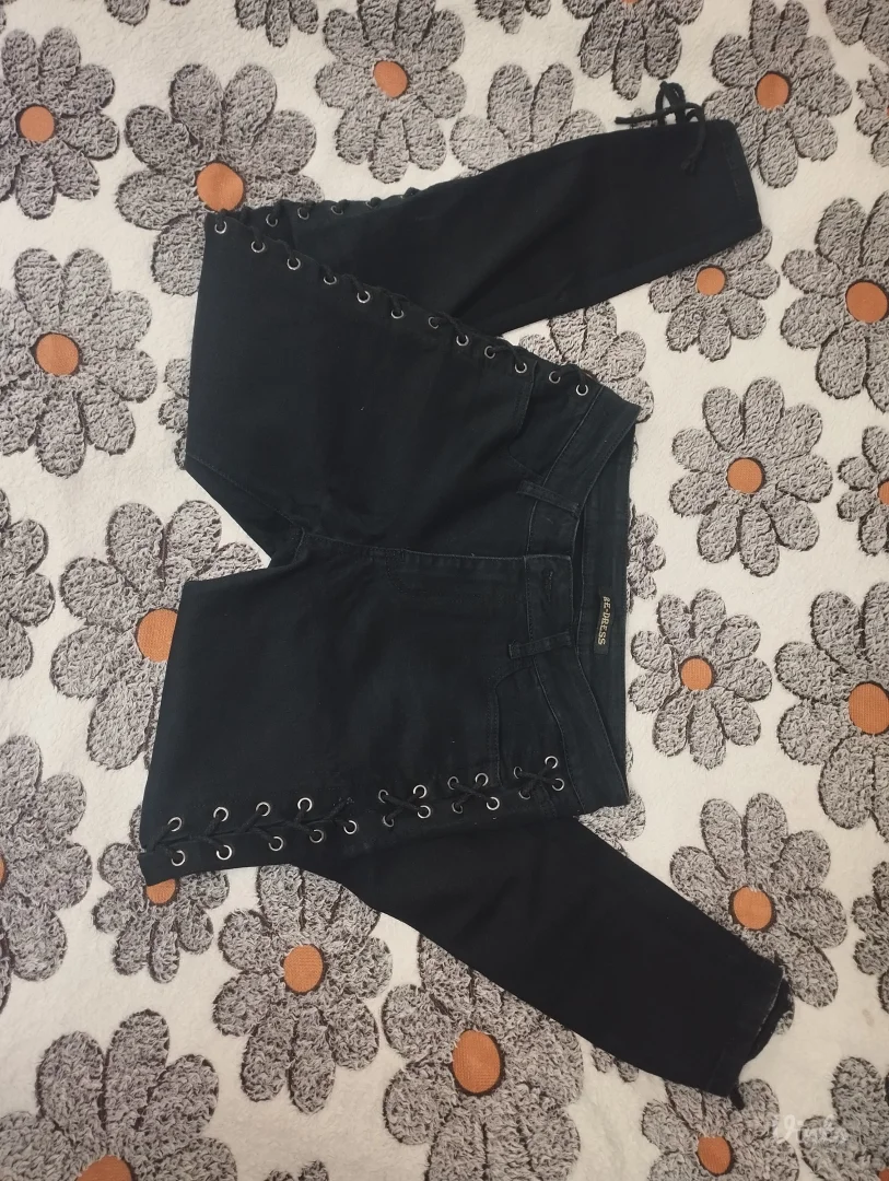 Crne pantalone na pertlanje