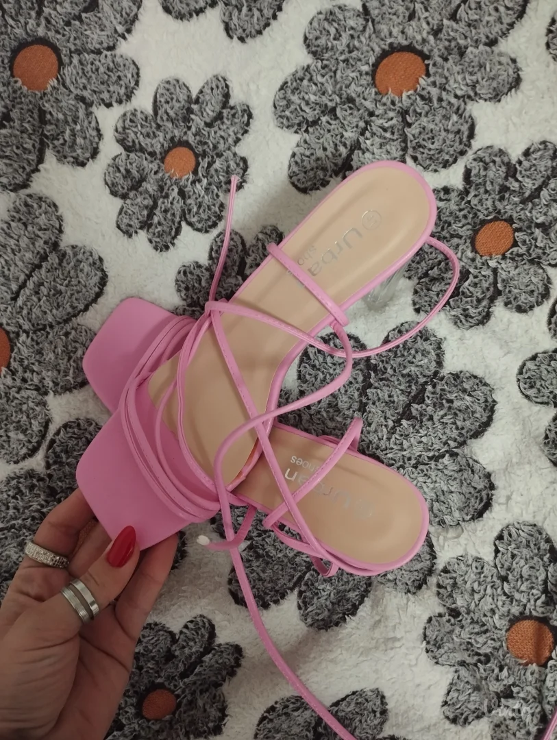 Roze sandale na pertlanje