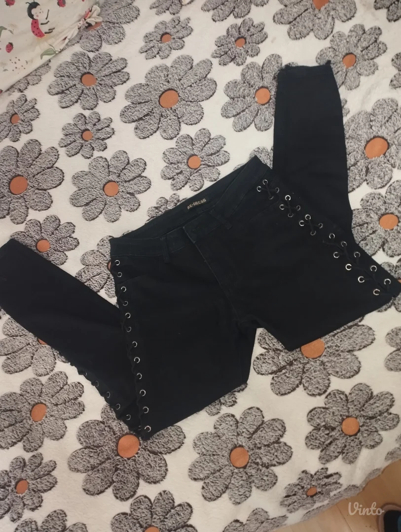 Crne pantalone na pertlanje