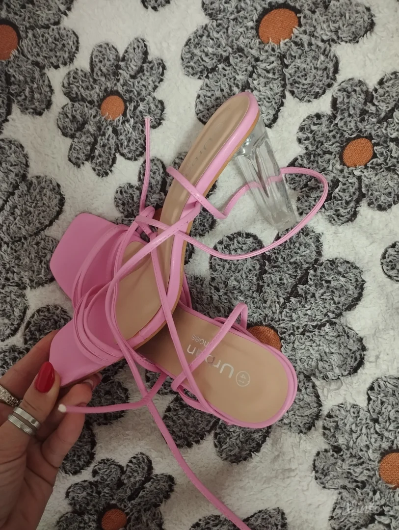 Roze sandale na pertlanje